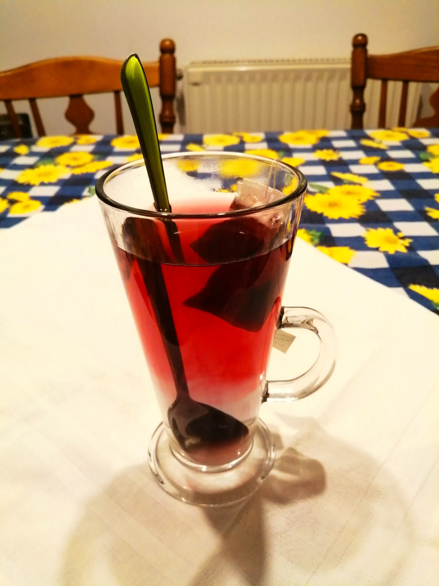 Éppen egy gyümölcstea filtere ázik az esti teázáshoz.....