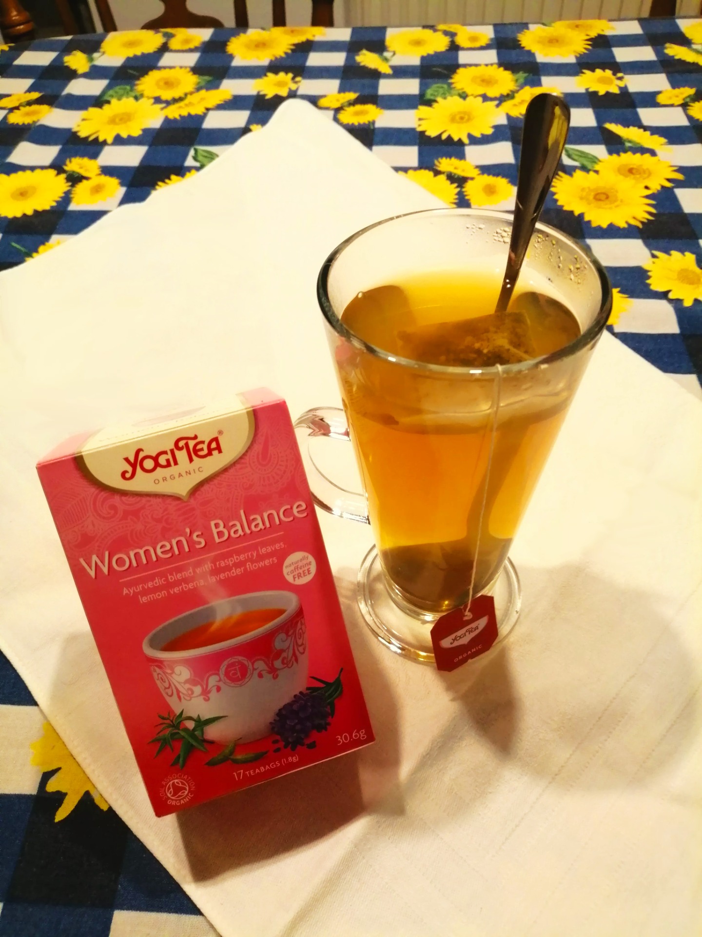 ....és egy másik, ami egy ajurvedikus tea,  gyógynövény - és fűszerkeverékből, ami nem tartalmaz koffeint.